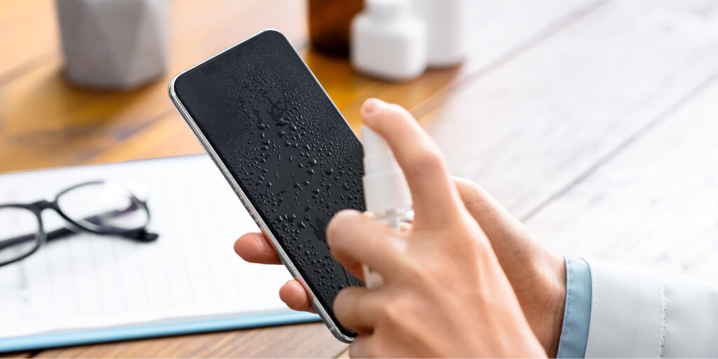 Cep telefonu sigortasında sıvı teması kapsamını anlatan, ıslak ekranlı akıllı telefon görseli.
