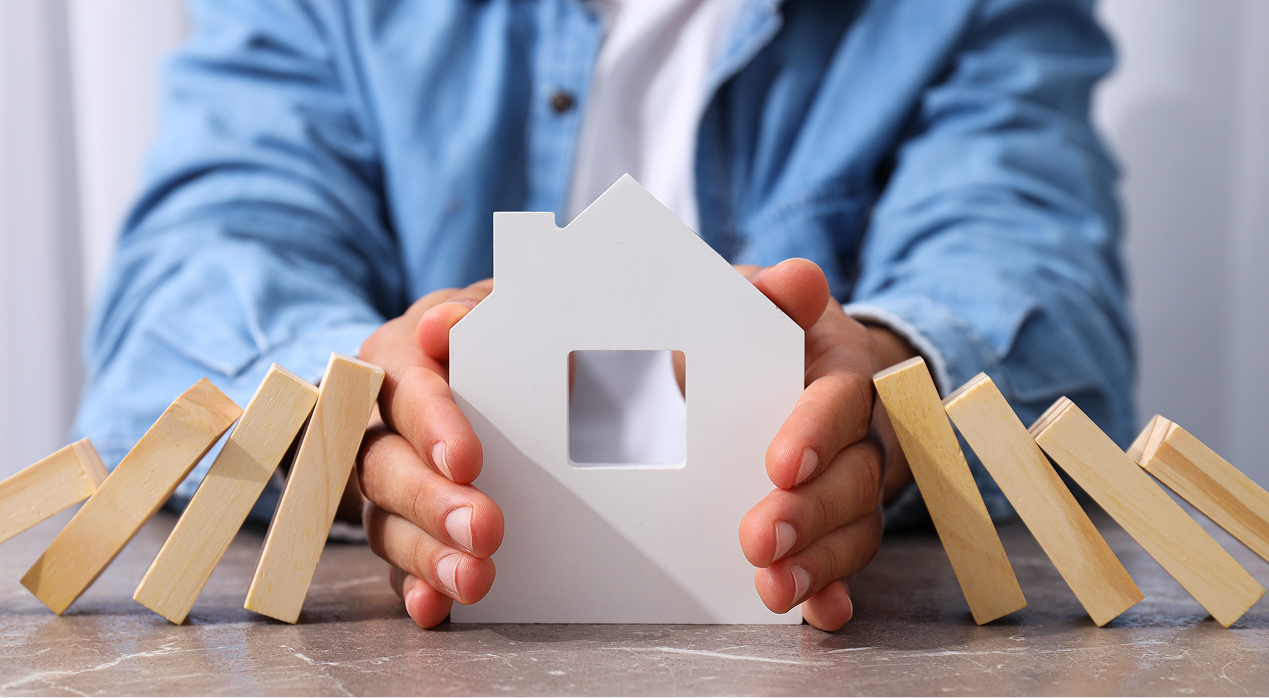 Deprem riskine karşı korunan ev maketi, zorunlu deprem sigortası (DASK) güvencesini temsil ediyor.