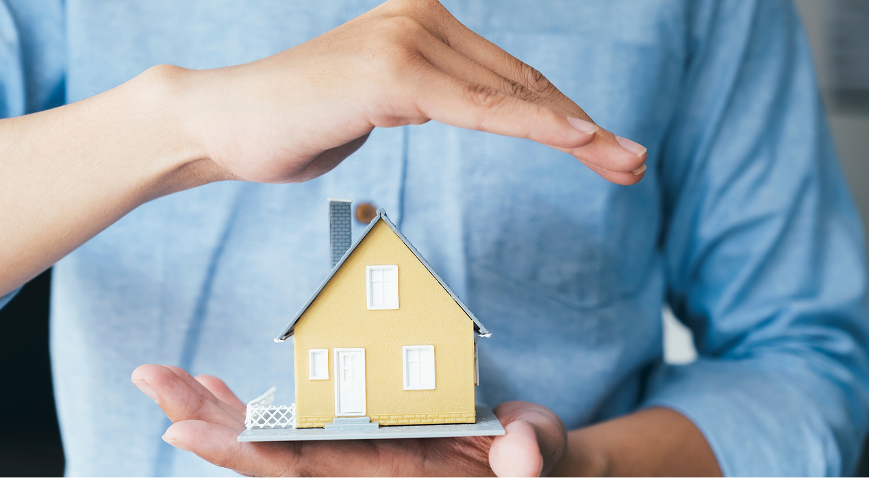 Konut sigortası kapsamında korunan ev maketi, ev sahipleri için sağlanan güvenceyi temsil ediyor.