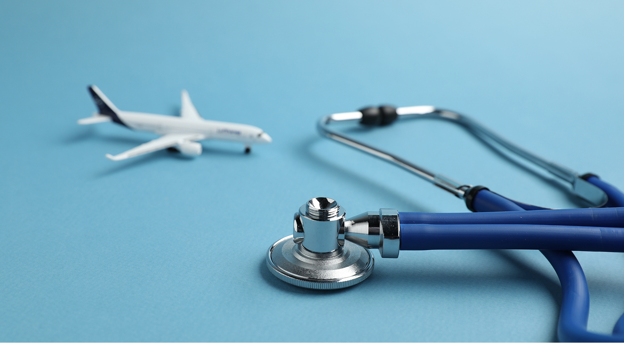 Seyahat sağlık sigortasının yolculuk esnasında sağlık risklerine karşı korumasını anlatan görsel.