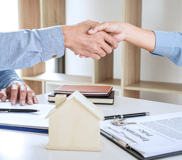 sigorta poliçesi konusunda anlaşıldığını temsil eden el sıkışma görseli.